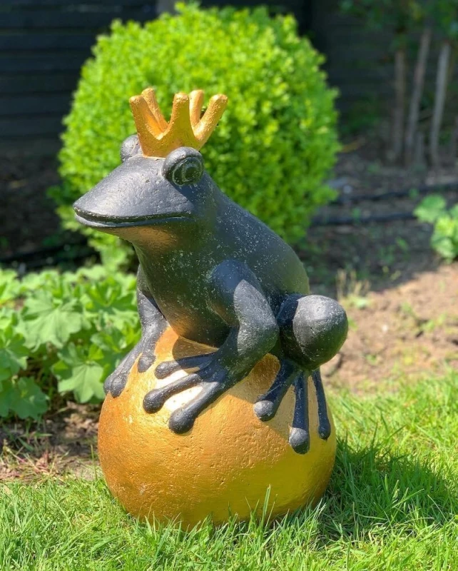 Gartenfigur Froschkönig Groß Stein-Figur Frosch Goldene Kugel Frostsicher 30cm