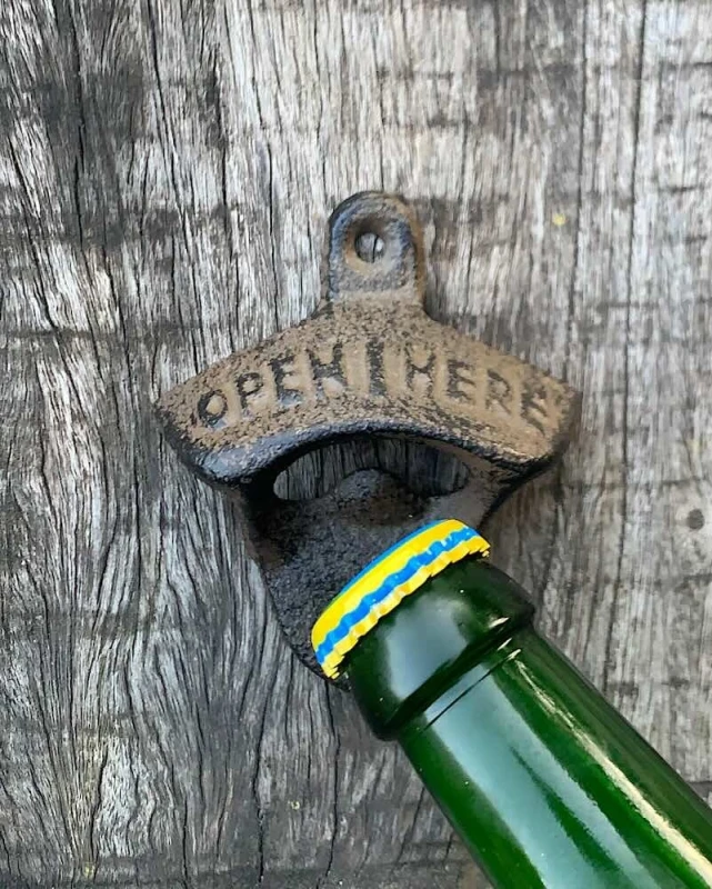 Wandflaschenöffner OPEN HERE American Vintage-Style Gusseisen Wandmontage Braun