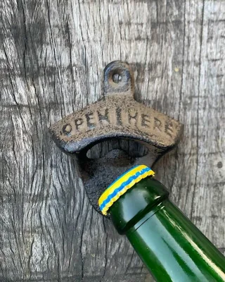 Wandflaschenöffner OPEN HERE American Vintage-Style Gusseisen Wandmontage Braun